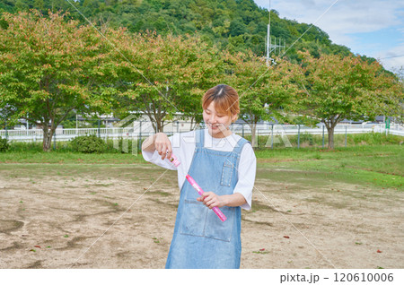 公園で遊ぶ保育士　田舎　シャボン玉 120610006