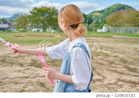 公園で遊ぶ保育士　田舎　シャボン玉 120610181
