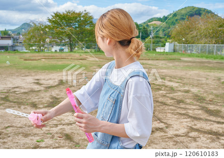 公園で遊ぶ保育士　田舎　シャボン玉 120610183