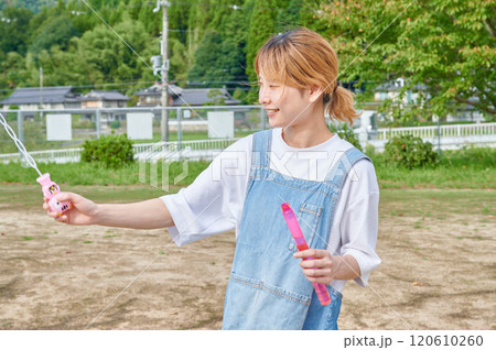 公園で遊ぶ保育士　田舎　シャボン玉 120610260