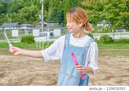 公園で遊ぶ保育士 田舎 シャボン玉 公園で遊ぶ保育士 田舎 シャボン玉 120610261