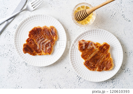 皿に盛り付けたクルンジ 皿に盛り付けたクルンジ 120610393