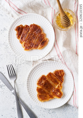 皿に盛り付けたクルンジ 皿に盛り付けたクルンジ 120610395