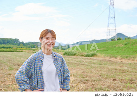 畑と女性 農家 家庭菜園 田舎暮らし 畑と女性 農家 家庭菜園 田舎暮らし 120610525