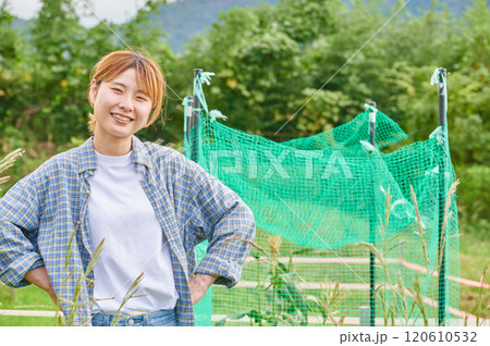 畑と女性 農家 家庭菜園 田舎暮らし 畑と女性 農家 家庭菜園 田舎暮らし 120610532