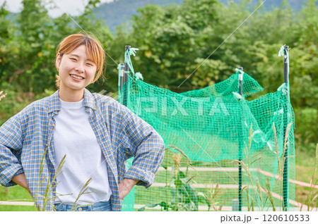 畑と女性　農家　家庭菜園　田舎暮らし 120610533