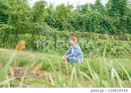 畑と女性 農家 家庭菜園 田舎暮らし 畑と女性 農家 家庭菜園 田舎暮らし 120610548