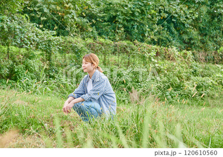 畑と女性　農家　家庭菜園　田舎暮らし 120610560