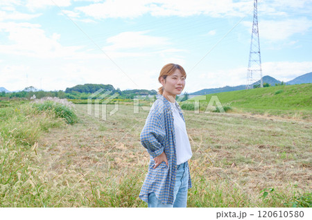 畑と女性 農家 家庭菜園 田舎暮らし 畑と女性 農家 家庭菜園 田舎暮らし 120610580