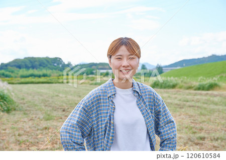 畑と女性 農家 家庭菜園 田舎暮らし 畑と女性 農家 家庭菜園 田舎暮らし 120610584