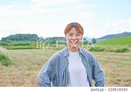 畑と女性 農家 家庭菜園 田舎暮らし 畑と女性 農家 家庭菜園 田舎暮らし 120610585