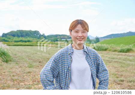 畑と女性　農家　家庭菜園　田舎暮らし 120610586