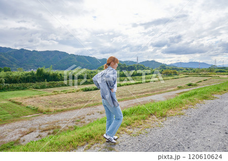 畑と女性 農家 散歩 畑と女性 農家 散歩 120610624