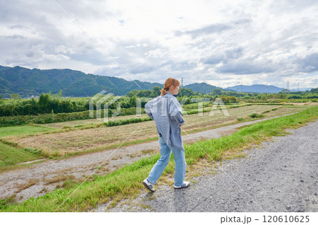 畑と女性 農家 散歩 畑と女性 農家 散歩 120610625