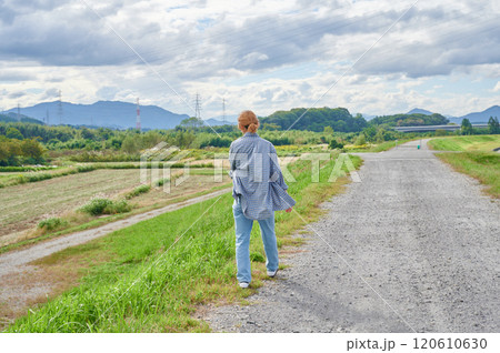 畑と女性　農家　散歩 120610630
