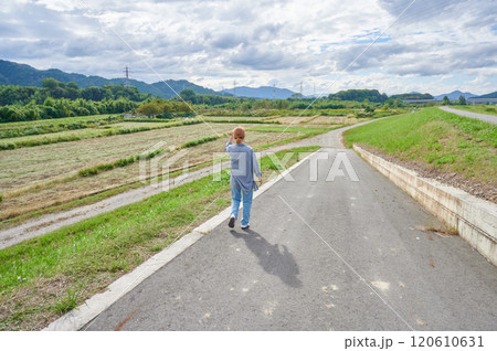 畑と女性 農家 散歩 畑と女性 農家 散歩 120610631