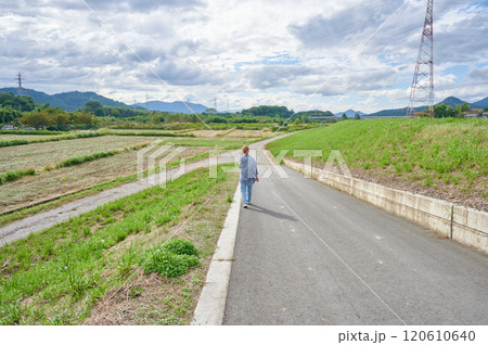 畑と女性 農家 散歩 畑と女性 農家 散歩 120610640