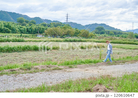 畑と女性　農家　散歩 120610647