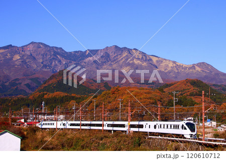 日光市 秋の日光と東武日光駅へ向かうスペーシアX 日光市 秋の日光と東武日光駅へ向かうスペーシアX 120610712