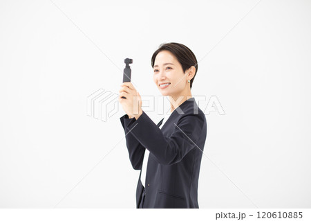 動画配信者の女性イメージ (写真素材) 動画配信者の女性イメージ (写真素材) 120610885