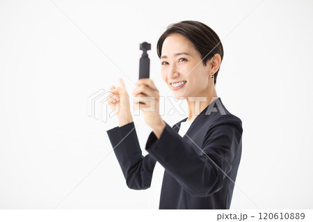 動画配信者の女性イメージ (写真素材) 動画配信者の女性イメージ (写真素材) 120610889