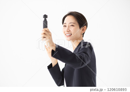 動画配信者の女性イメージ　(写真素材) 120610893