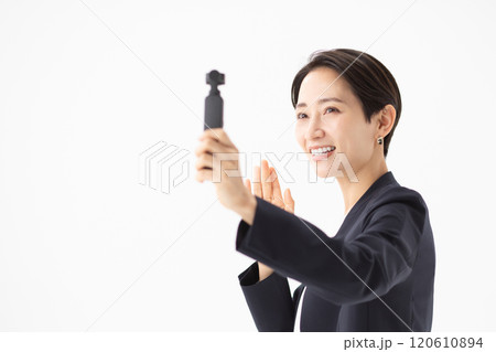 動画配信者の女性イメージ (写真素材) 動画配信者の女性イメージ (写真素材) 120610894