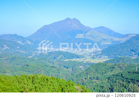 秋の蛇越展望台から見た由布岳　大分県由布市 120610928