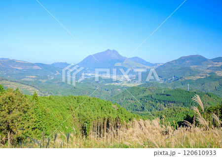 秋の蛇越展望台から見た由布岳　大分県由布市 120610933