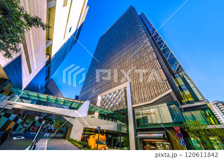 日本の東京都市景観　歩道橋のある街。ビルに反射した陽光で浮かび上がる渋谷アクシュなどを望む＝25日 120611842