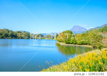 秋の志高湖と由布岳 大分県別府市 秋の志高湖と由布岳 大分県別府市 120612182