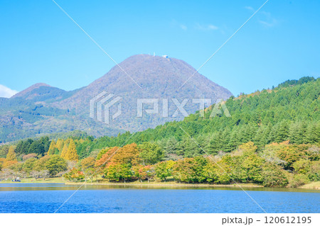 秋の志高湖と鶴見岳 大分県別府市 秋の志高湖と鶴見岳 大分県別府市 120612195