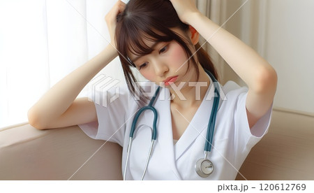 頭をかかえて悩んでいる看護師 120612769