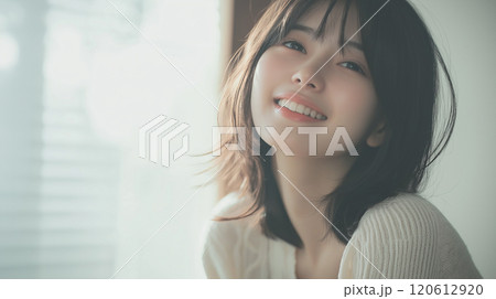 笑顔の若い日本人女性 120612920