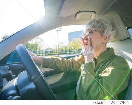 自動車を運転しながらびっくりするシニア女性 自動車を運転しながらびっくりするシニア女性 120612964