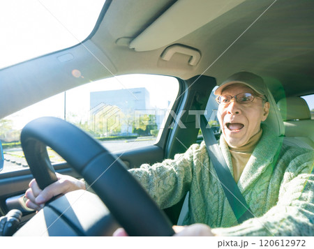 自動車を運転してびっくりするシニア男性 自動車を運転してびっくりするシニア男性 120612972