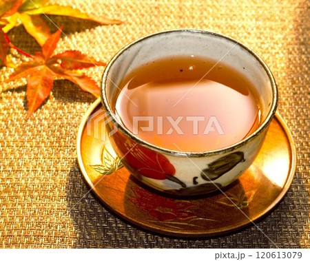 ほうじ茶とモミジの葉　2 120613079