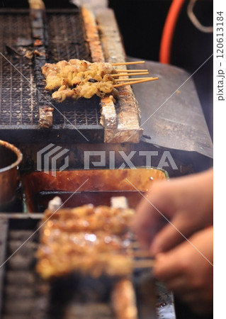 焼き鳥　焼き上げられる焼き鳥 120613184