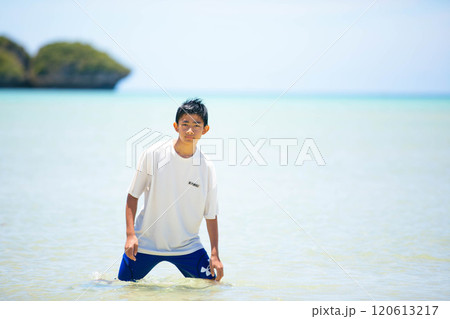 部活帰り海の中に立つ少年 部活帰り海の中に立つ少年 120613217