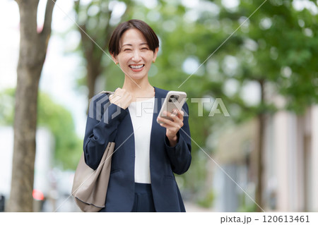 女性　スマートフォン 120613461