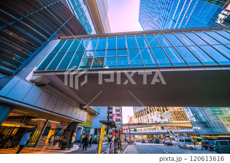 日本の東京都市景観 歩道橋のある街。渋谷ヒカリエと渋谷スクランブルスクエアを結ぶデッキ=25日 日本の東京都市景観 歩道橋のある街。渋谷ヒカリエと渋谷スクランブルスクエアを結ぶデッキ=25日 120613616