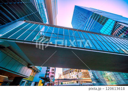 日本の東京都市景観　歩道橋のある街。渋谷ヒカリエと渋谷スクランブルスクエアを結ぶデッキ＝25日 120613618