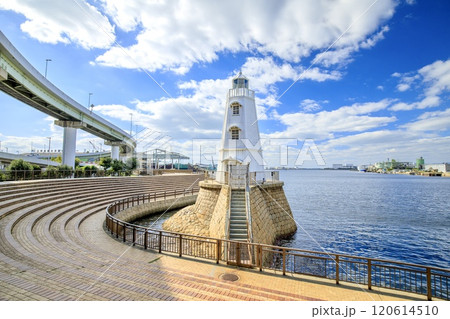 堺市、旧堺燈台と堺港の風景 120614510