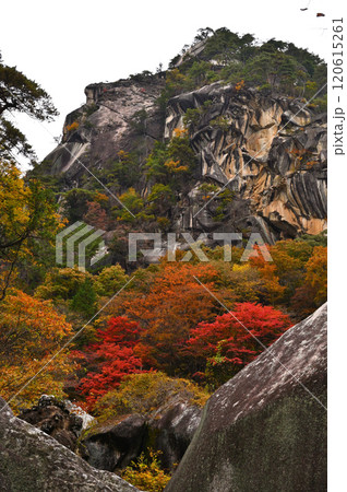 【山梨県】紅葉真っ盛りの昇仙峡　縦構図 120615261
