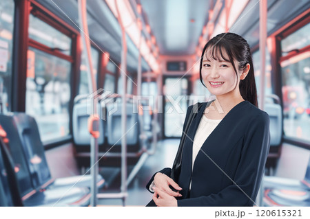 バスに乗って通勤をする若い女性 バスに乗って通勤をする若い女性 120615321