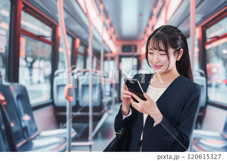 バスに乗って通勤をする若い女性 120615327