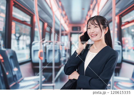 バスに乗って通勤をする若い女性 バスに乗って通勤をする若い女性 120615335