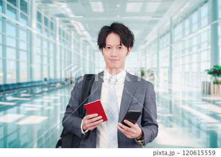 海外出張に行く若いビジネスマン 120615559