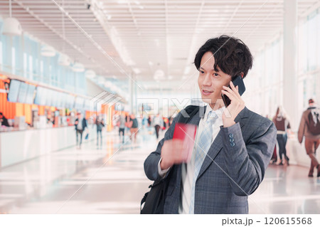 海外出張に行く若いビジネスマン 海外出張に行く若いビジネスマン 120615568
