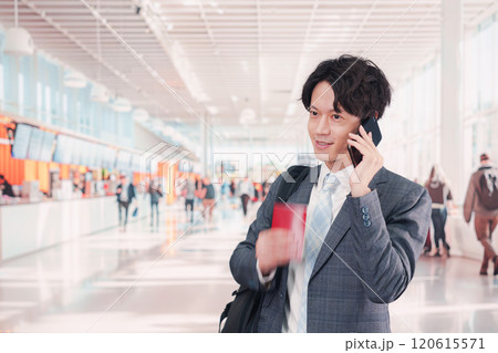 海外出張に行く若いビジネスマン 海外出張に行く若いビジネスマン 120615571